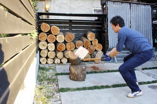 手慣れた様子で薪割り