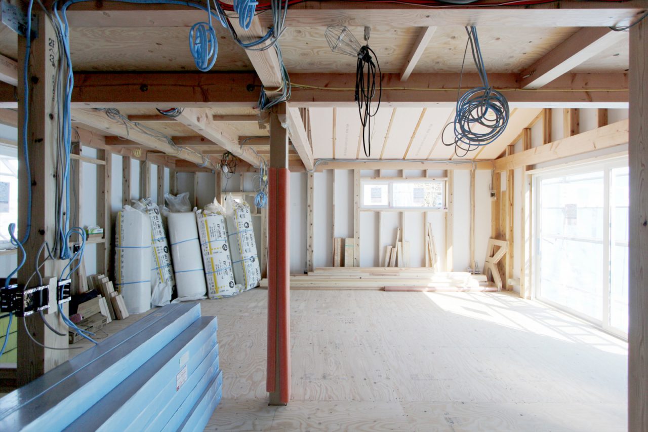 壁が仕上がる前の構造空間。