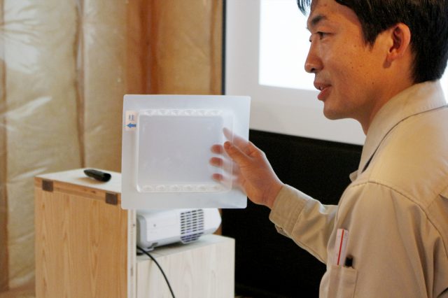現場監督の橋詰による、断熱性を高めるための道具の説明。