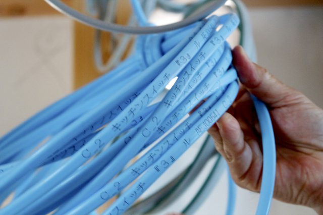 よく見ると、どこに繋がっているコードなのか書いてありました。