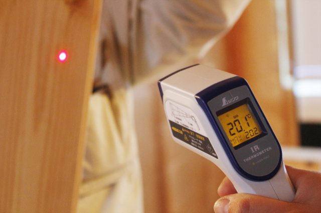 「ヒトコトの家」で使用される、無垢材の床板（20.1℃）。