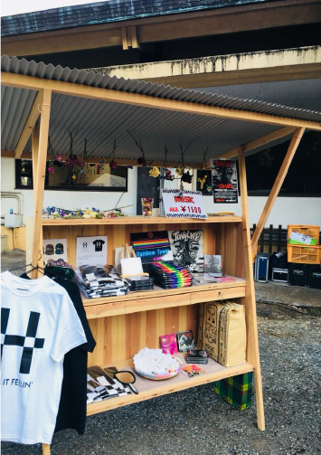 無人販売所にはDJの皆さんのグッズが並べられていて、こちらも楽しい雰囲気です！