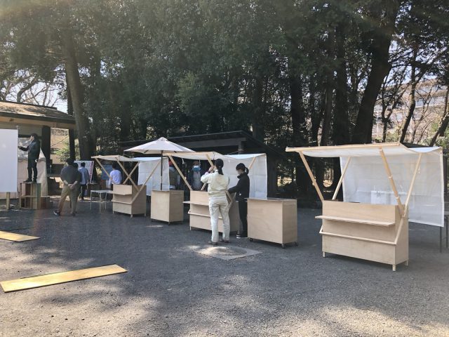 八坂神社の境内に「大工の手」の屋台を設置中。現場監督や広報部のスタッフで搬入です。