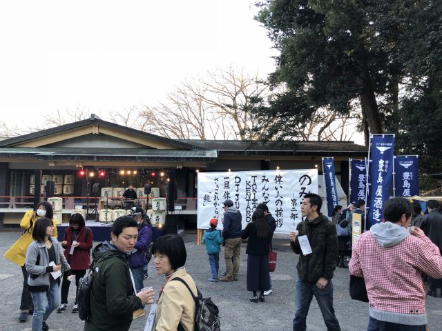 写真奥にDJブースが設置され、音楽がスタートすると徐々に人が集まって……