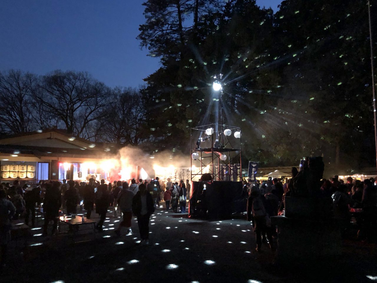 夜も盛り上がる会場。 お酒と食の魅力で街の新たな風景に