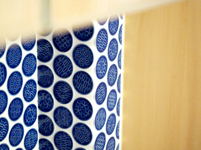 洗面台の壁には可愛い丸のタイルを使用