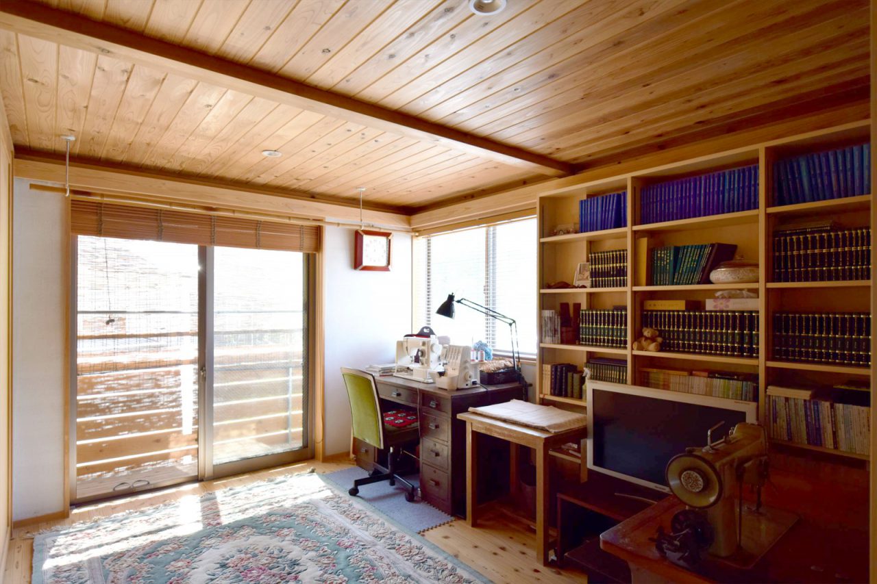 眺めの良い２階は書斎兼奥様の洋裁スペース。