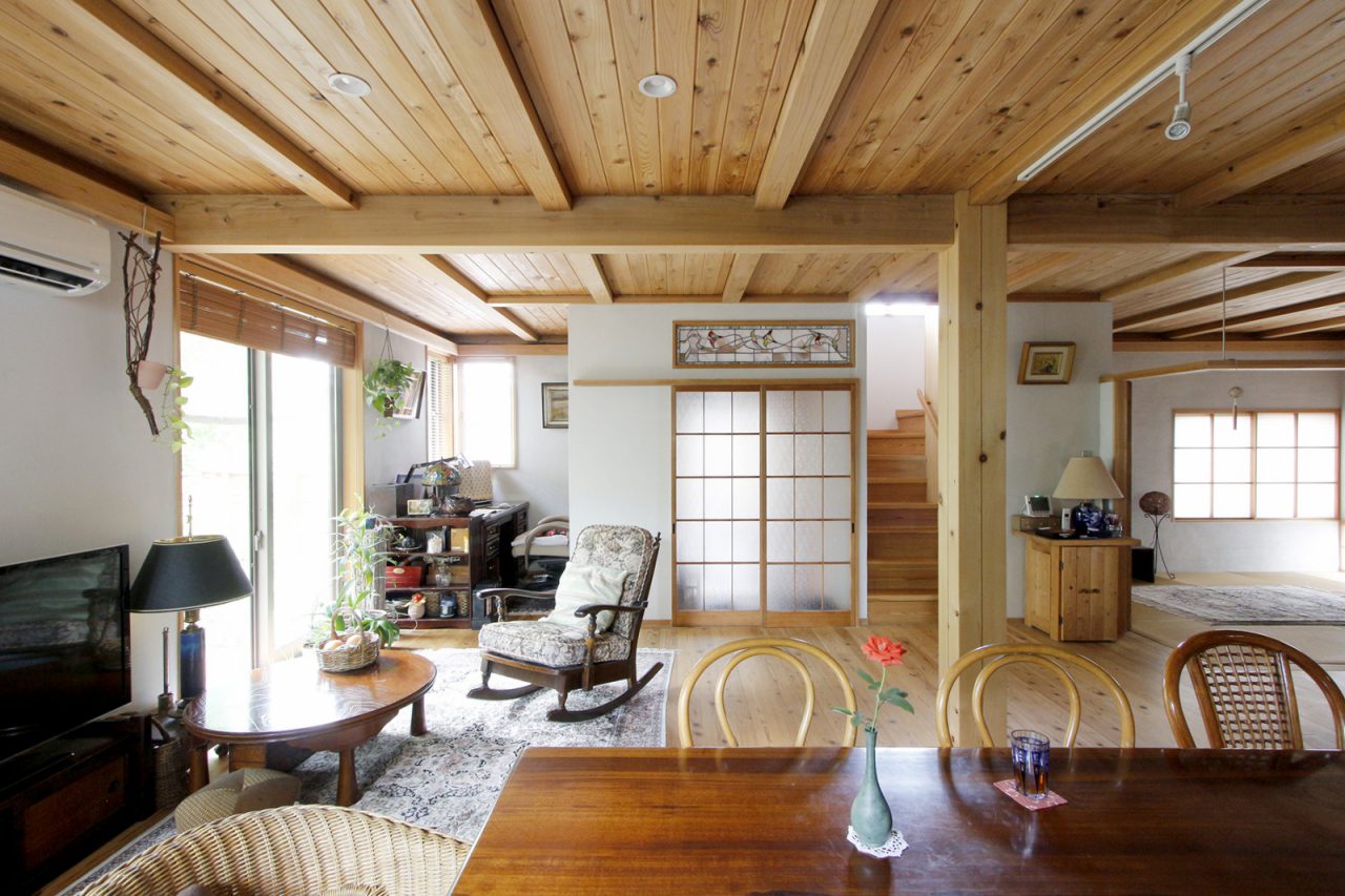 壁は塗り壁、天井の装飾は板張りにするなど、素材を変えたことで従来の「木造ドミノ住宅」のシンプルな雰囲気とまた違った深みのある印象に。