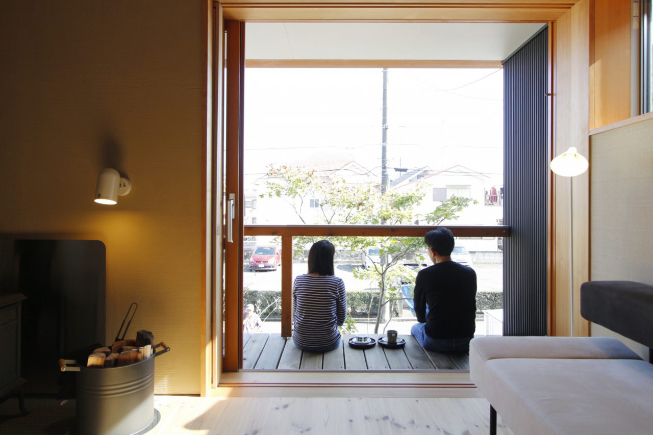 ２階デッキから外の景色を眺めるご夫婦