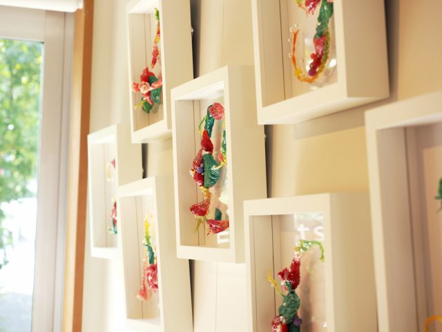 現在は、作家活動をされている娘さんの作品を常設展示中。