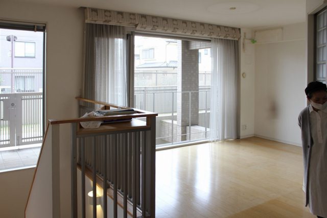 [before]　階段部分が金属の柵だった、リフォーム前のリビング