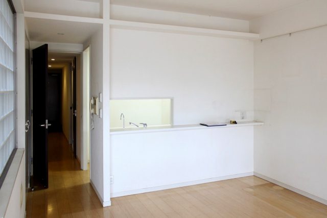 [before]　以前はダイニングとキッチンをつなぐ部分は小さな窓があるだけだった