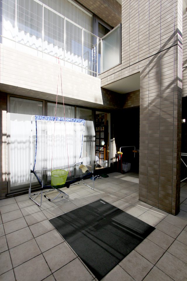 1階と地下をつなぐテラスは息子さんの野球練習スペースとして活用