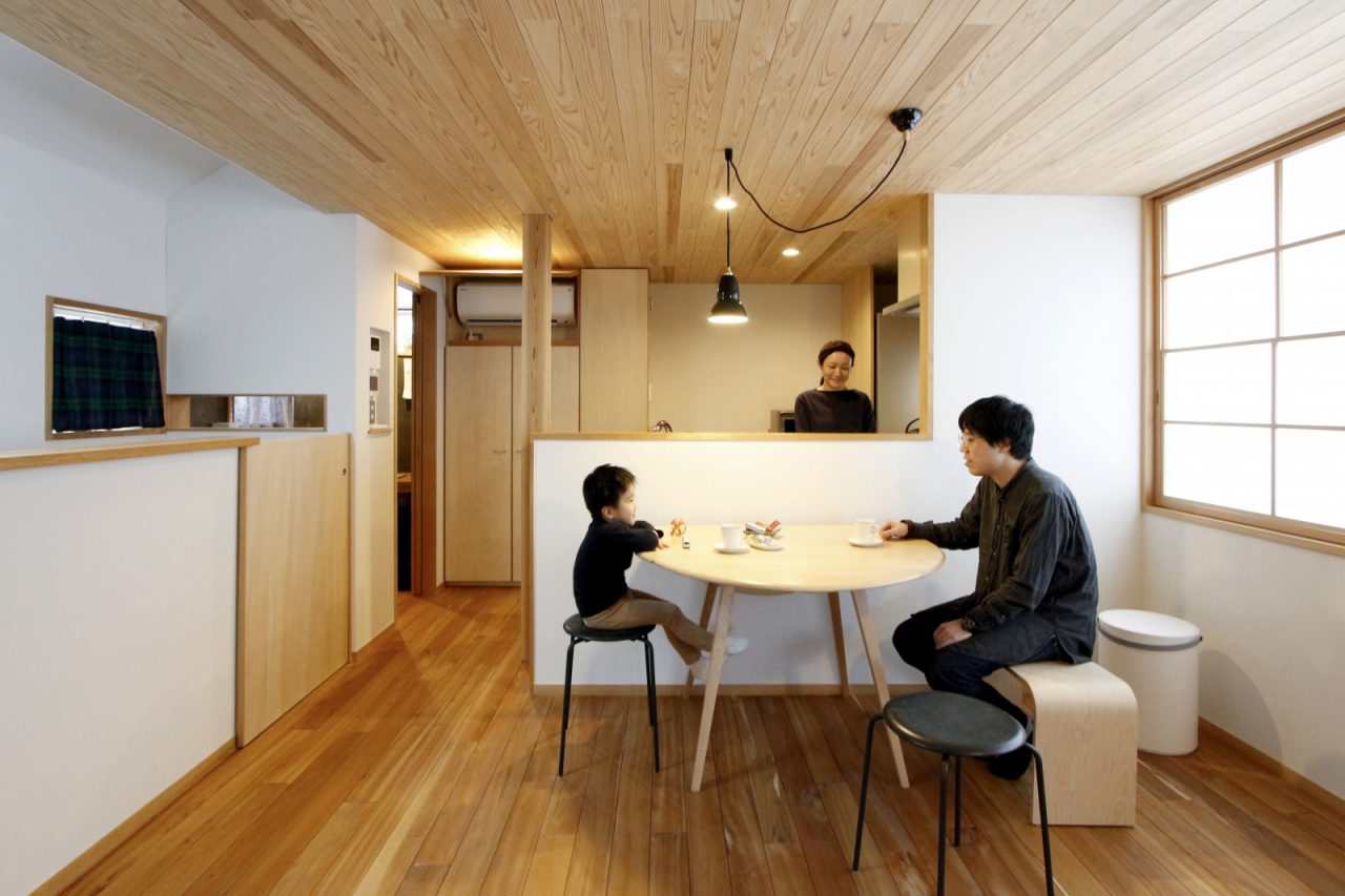 天井は杉材、床は桂材、壁はグレー寄りのホワイトカラーで塗装