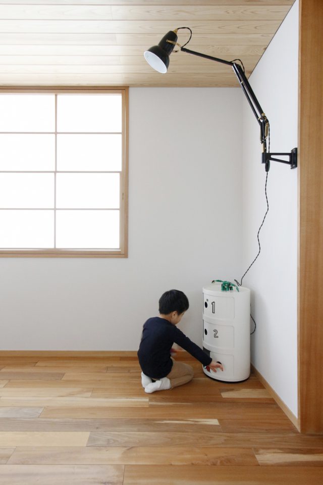 アングルポイズの壁付け照明が空間のワンポイントに