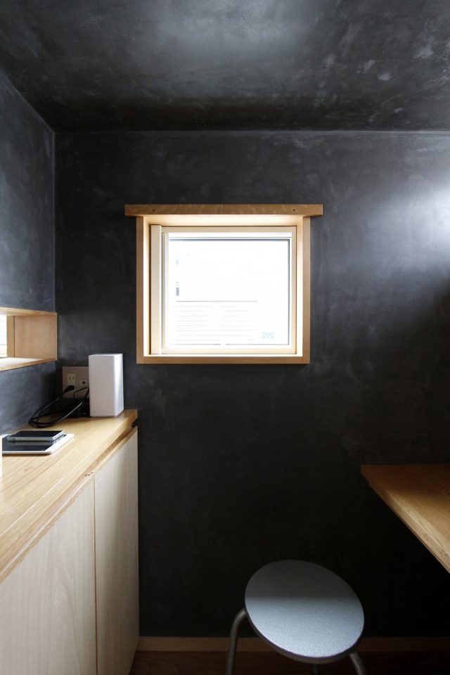 こもり感のある書斎（黒モルタル仕上げ壁）