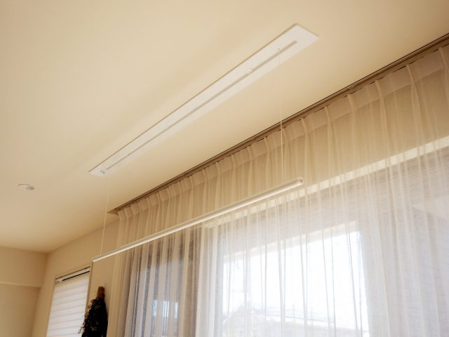 使わないときは天井に収納できる室内用の物干し