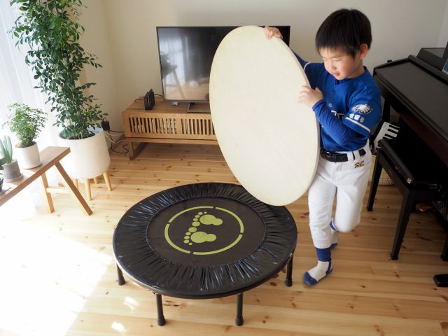 丸い天板を置けば机にもなるトランポリン