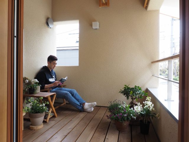 火鉢を持ち込んで食を楽しんだり、本を読んだり。時には瞑想スペースにもなるインナーバルコニー。