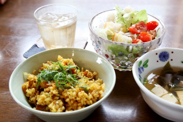 奥様お手製のカレー味の玄米ごはん