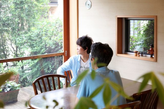 外の景色を眺められるダイニング