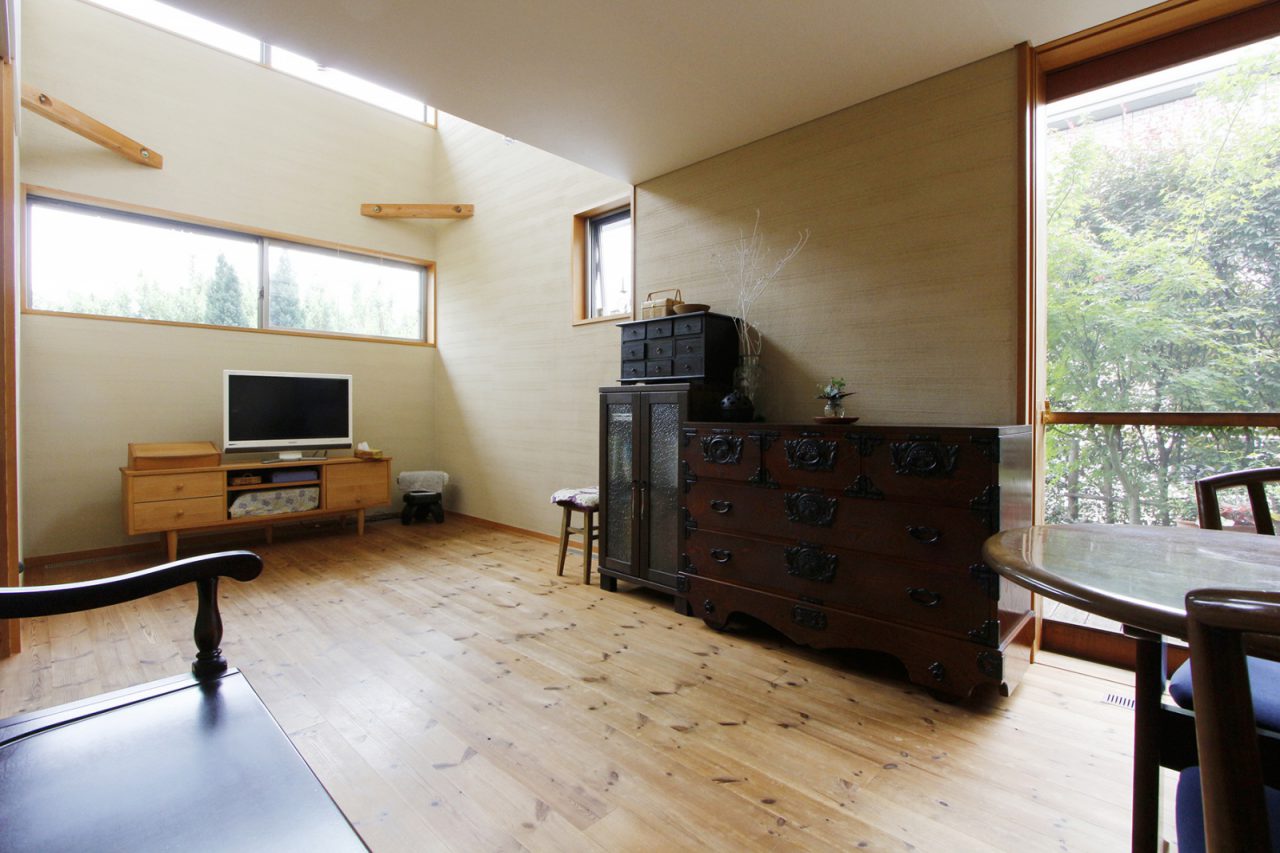 経年美化して、ゆっくりと家に馴染んでいく床や家具たち