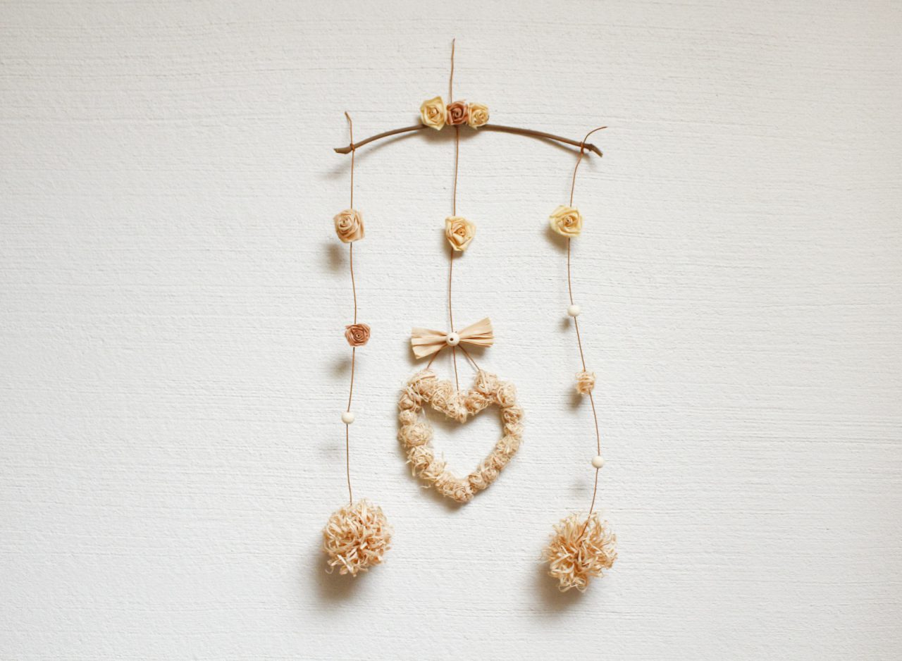 完成したオーナメント。真ん中上部に付いている3つのバラはバレッタ。