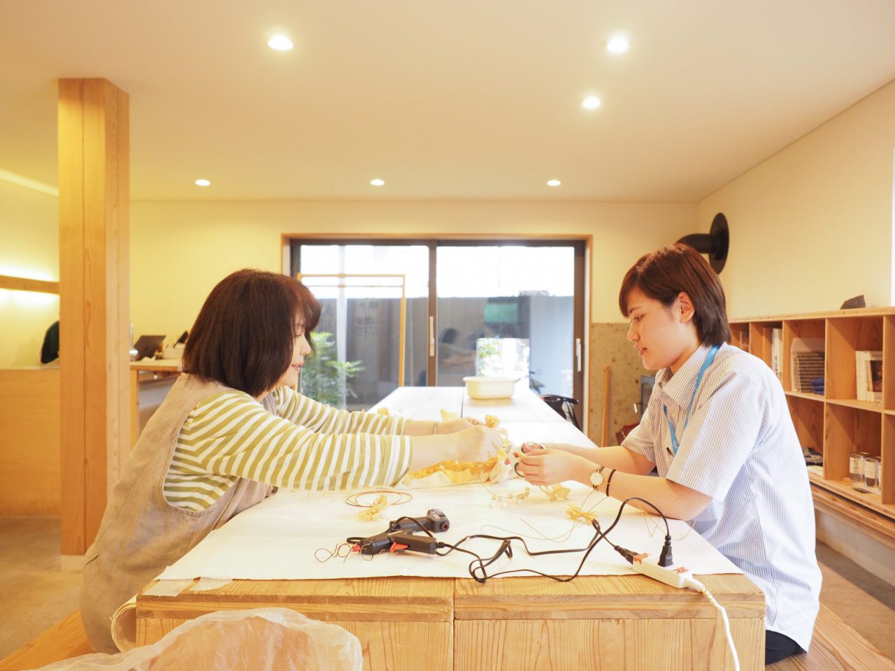 つむじのスタッフでもある小川さんは、かんなリボンでつくるワークショップの講師もされています!