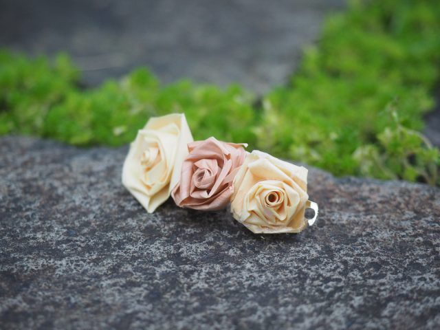 かんなくずをくるくると巻いて小さなバラをつくって出来上がる「バレッタ」。