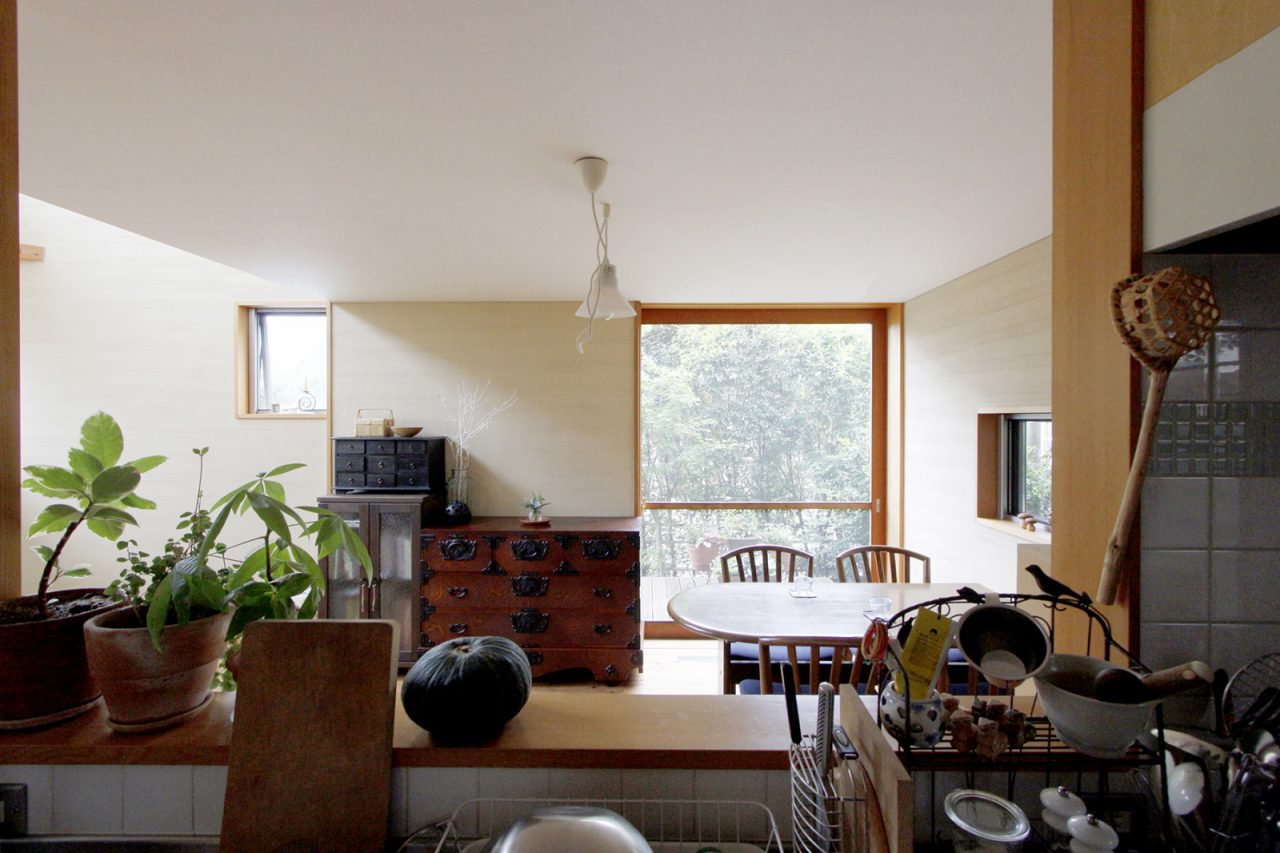 キッチンから見るダイニング