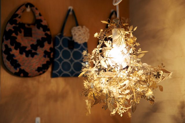 影がきれいに広がる照明