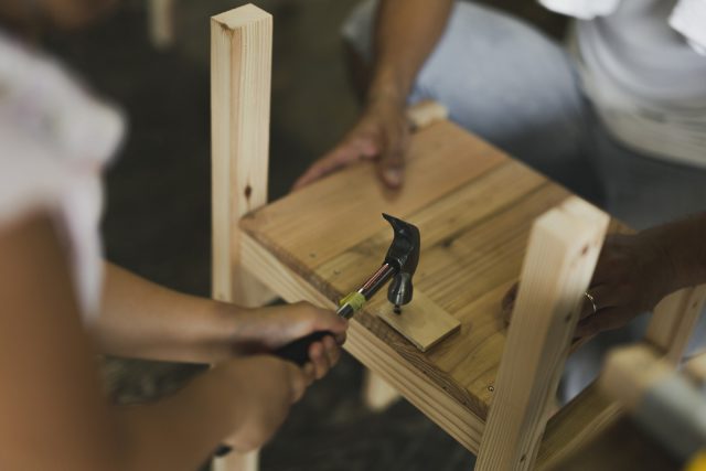 木のこども椅子を作っている様子。