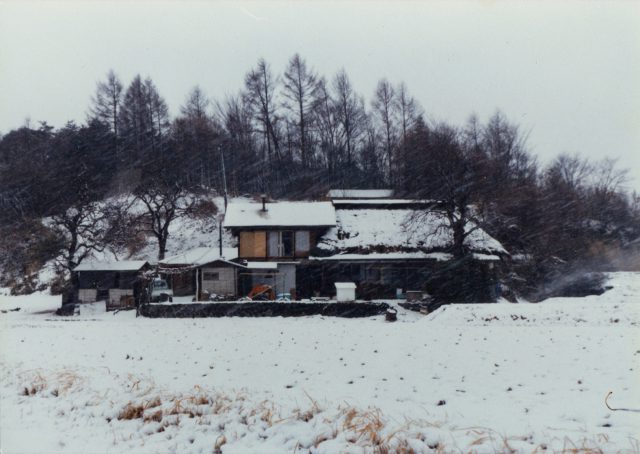 冬の家（茅葺き屋根が残っています）