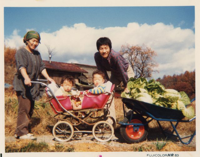 御代田へ移住した頃。両親と双子の兄と一緒に。（1982年）