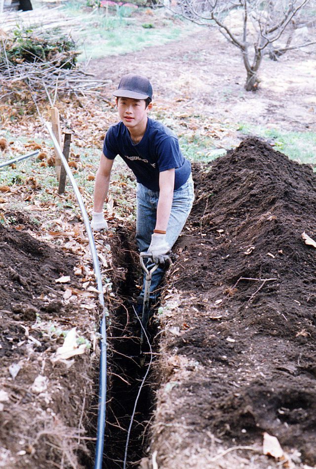 ひざ下くらいの深さで水道管の穴を掘る。 
