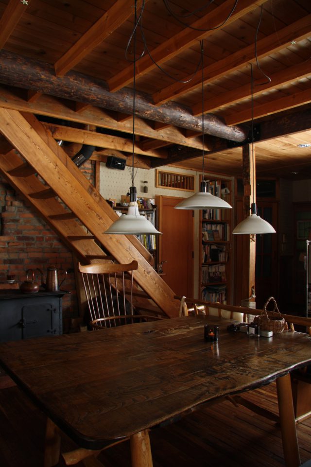 テーブルや椅子、薪ストーブや銅製の薬罐も両親の作家仲間がつくってくれたもの