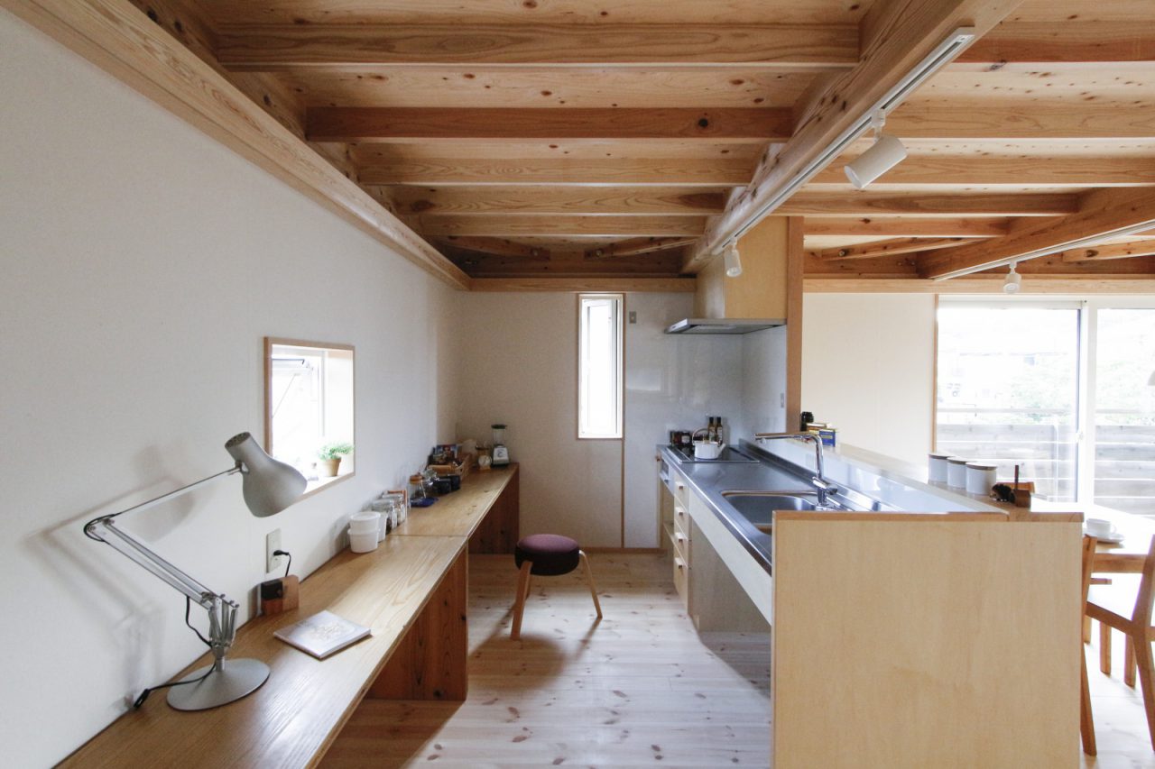 大工さんと建具屋さんがつくるキッチン。収納や建具は設置していないため「大工の手」テーブル（KM .26 / ita-awase table）を置いています。