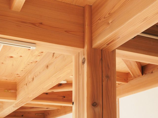 構造材は多摩産の杉材です。春や秋に山のバス見学会で訪れる東京の山の木を使っています。