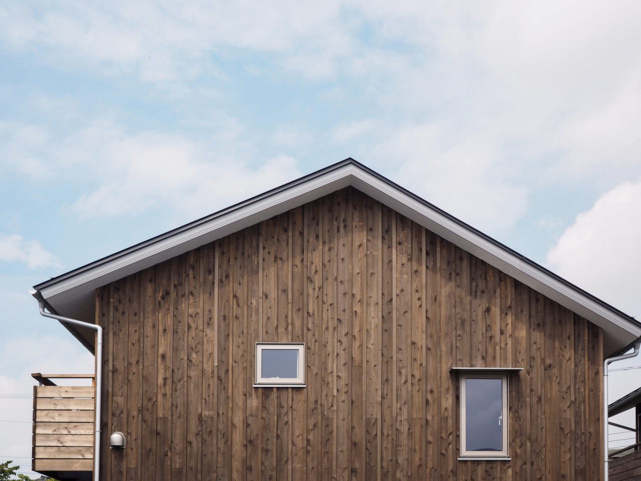 総板張りの家が建ち並ぶ様子は印象的です。