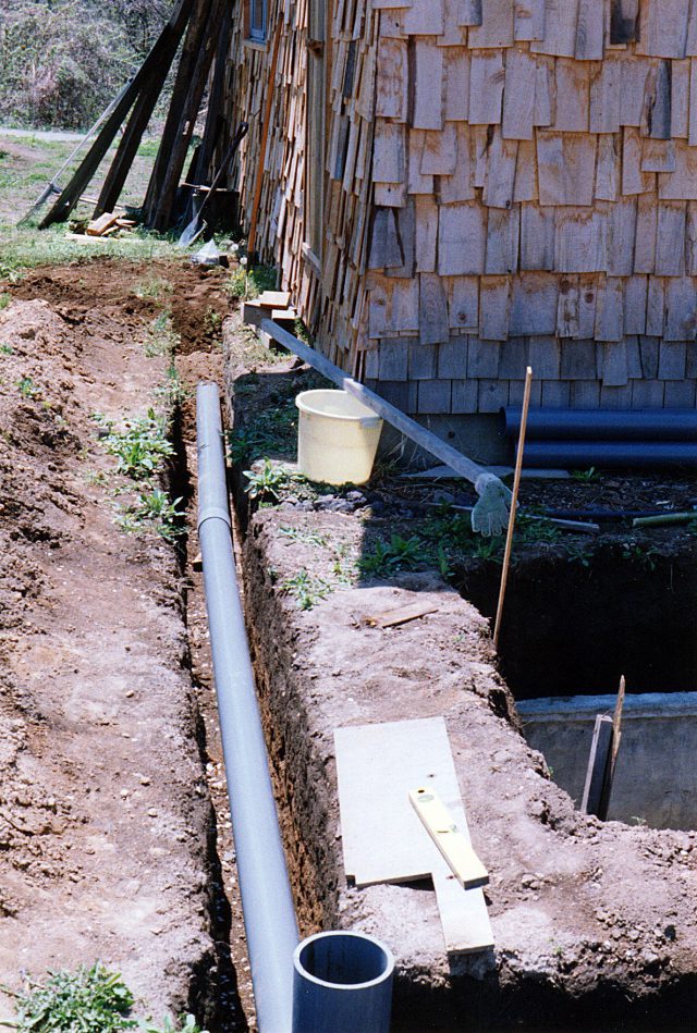 こちらは排水管を浄化水槽へ回しているところ。
