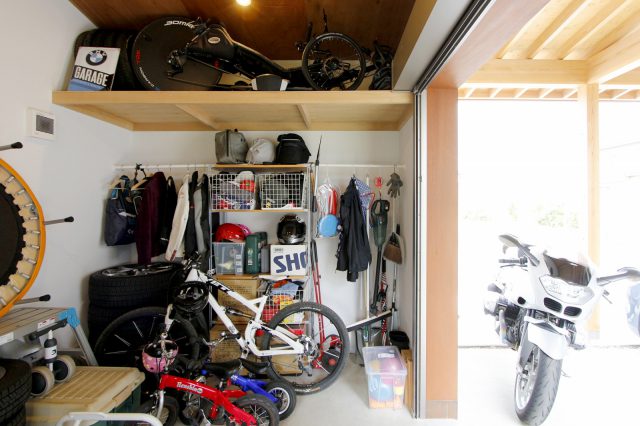 ガレージの中は趣味や仕事関係の道具がたくさん。棚はご主人が友人と自作されたそう！