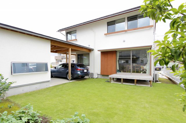 家とガレージに囲まれた開放感ある庭。夏はＢＢＱやテント泊も楽しめます。