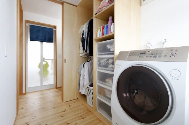 洗濯スペースは洗面浴室ともつながっていて便利な動線に