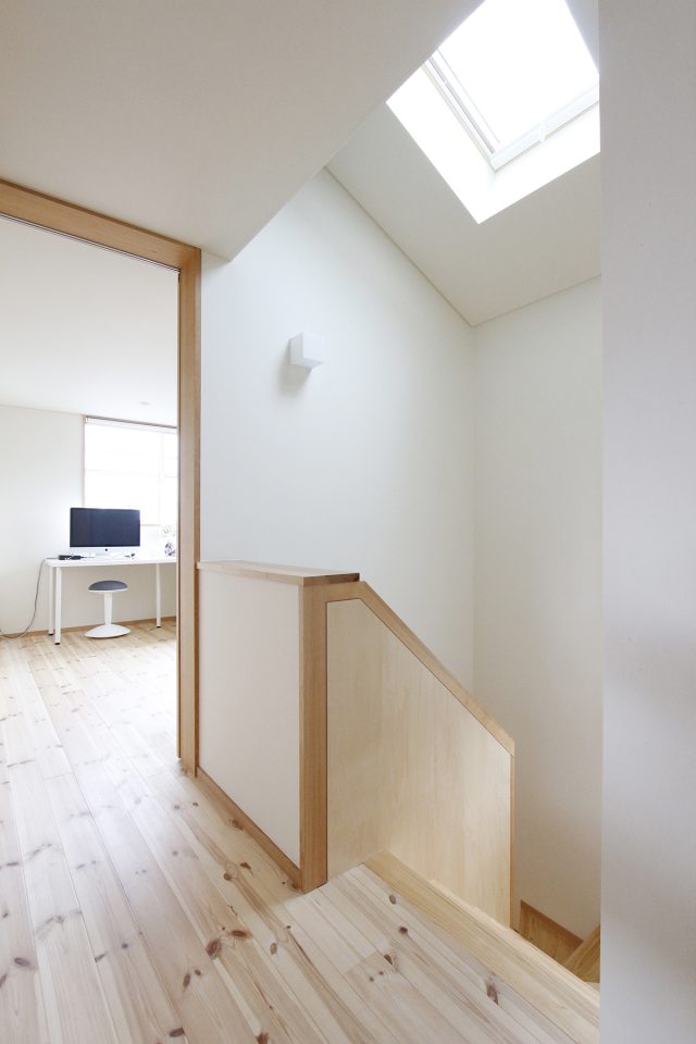 天窓から光が差し込む階段