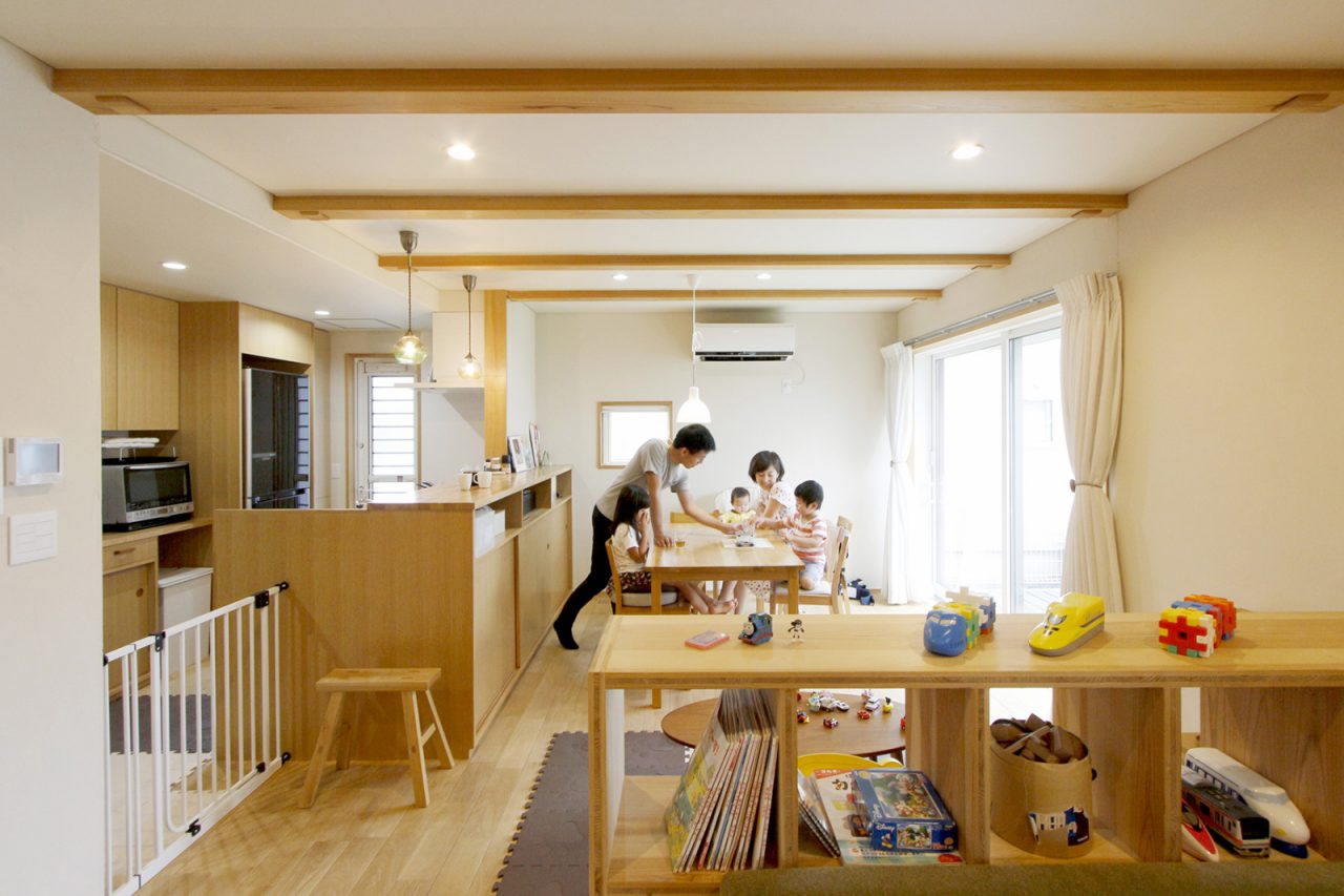 家族５人で囲む賑やかな食卓。床はナラ材、壁は珪藻土、天井は月桃紙を採用。