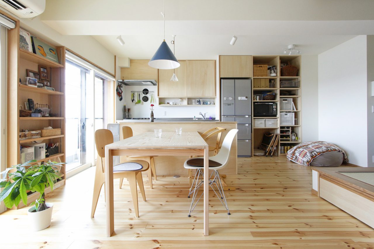 ダイニングテーブルは大工さんのつくった家具「大工の手」