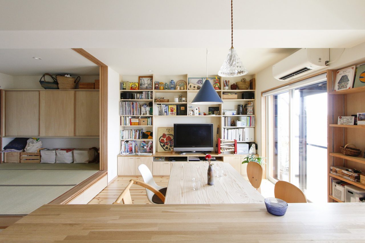 キッチンから見たリビング・ダイニング