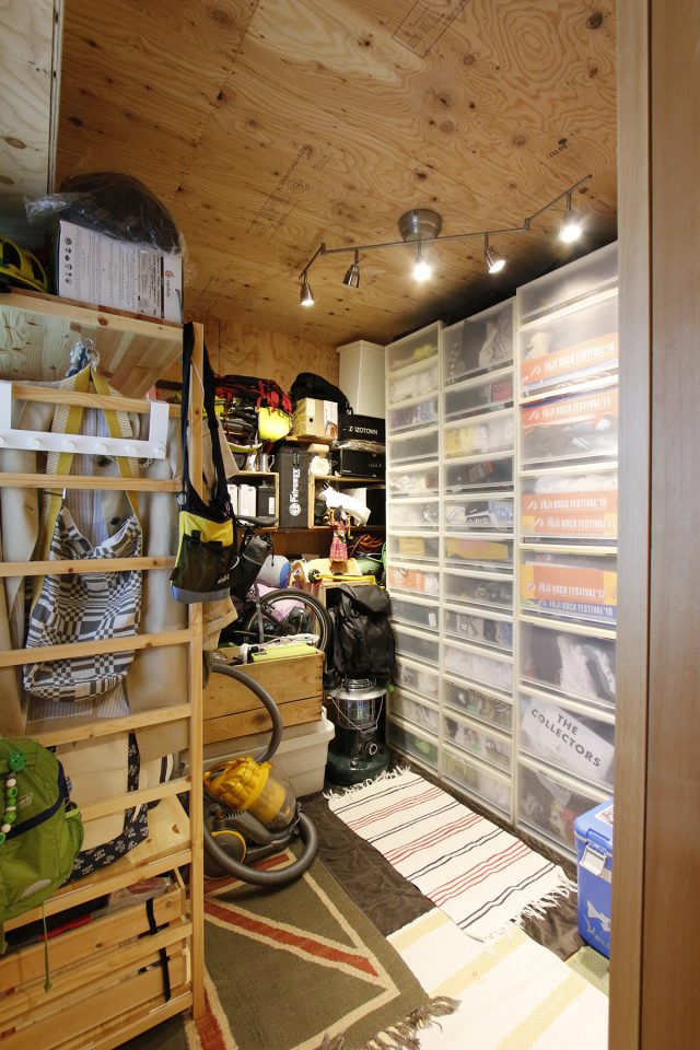 趣味の道具がたくさん収納された居室