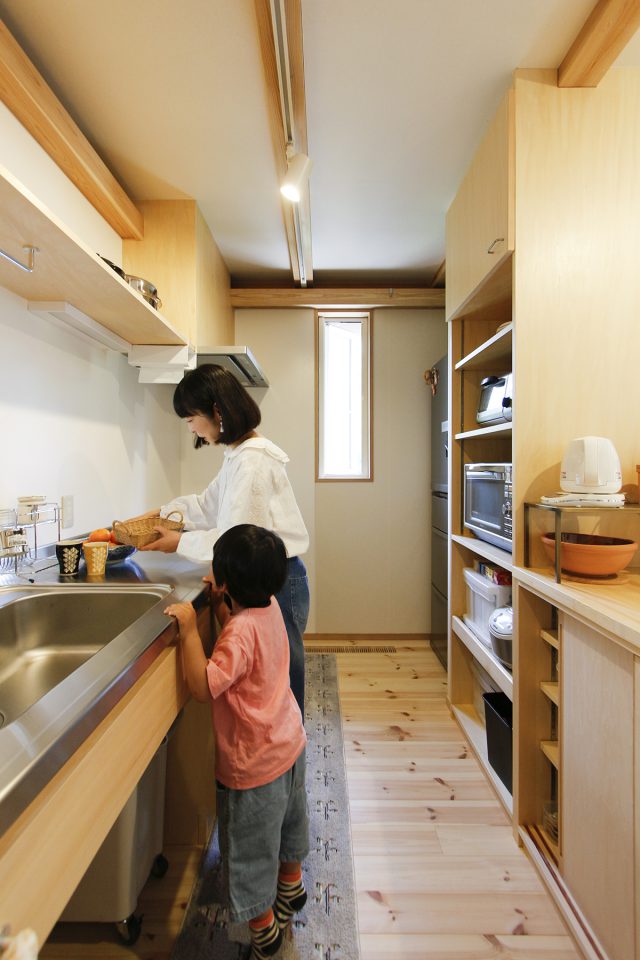 収納たっぷり！飾り棚のあるキッチン