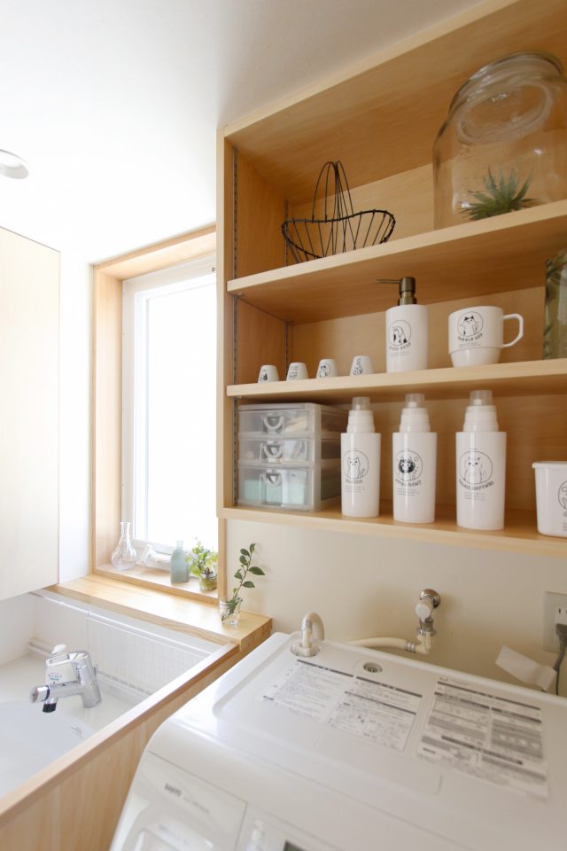 可愛い雑貨が並ぶ洗面スペース